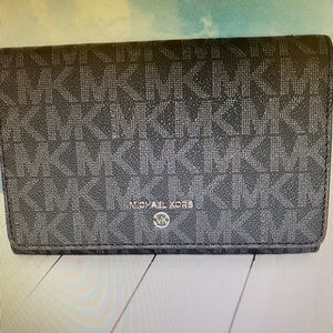 Michael Kors Multifunctional Crossbody Clutch